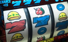 Tampilan aplikasi mobile rajabola22 menampilkan dashboard utama dengan slot dan taruhan olahraga